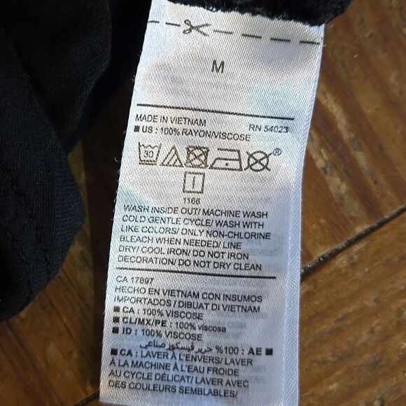 Old Navy Black Fashion Capitols Graphic Tee - Picture 4 of 4